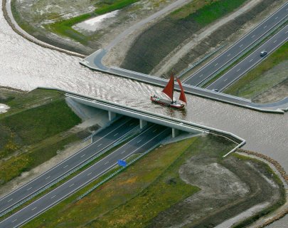Most nad autostradą w Holandii.jpg