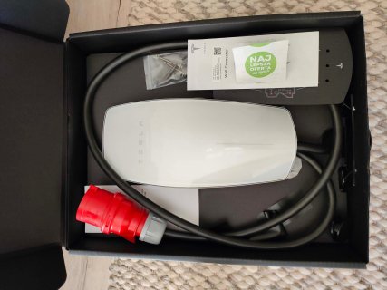 Tesla_WallConnector3-i-wtyczka.jpg