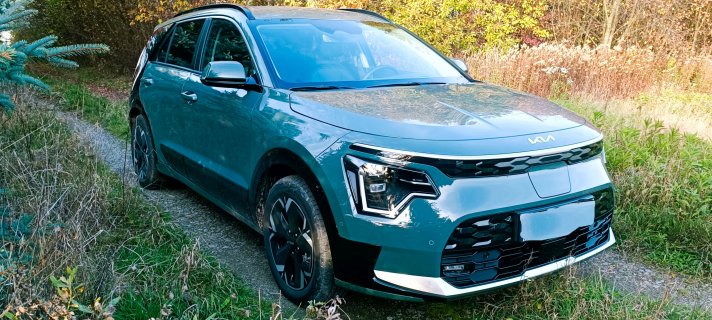 Kia_Niro_prawy_przód.jpg
